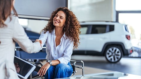 Mujer comprando coche- coches nuevos- concesionarios